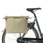 SACOCHE ARRIERE VELO LATERALE BASIL MANHATTAN POUR ORDINATEUR PORTABLE WATERPROOF BEIGE FIXATION HOOK ON SUR PORTE BAGAGE (12x38x30cm) AVEC POIGNEE ET BANDOUILLERE FERMETURE ENROULEMENT 8715019184505