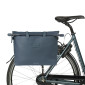 SACOCHE ARRIERE VELO LATERALE SAC ORDINATEUR PORTABLE BASIL MANHATTAN WATERPROOF BLEU MARINE DROIT/GAUCHE 12L FIXATION HOOK ON (12x38x30cm) FERMETURE PLIANT ANTI-PLUIE 8715019184512